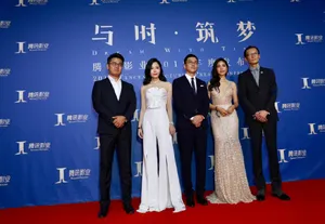 汤晶媚抹胸裙优雅活动图片_4