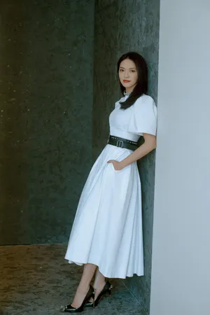 姚晨白色长裙优雅知性写真图片_3