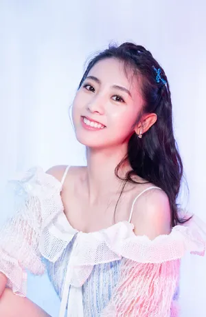 邢菲甜美元气写真图片