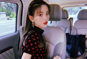 杨超越古桃心裙性感自拍照图片