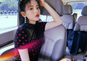 杨超越古桃心裙性感自拍照图片