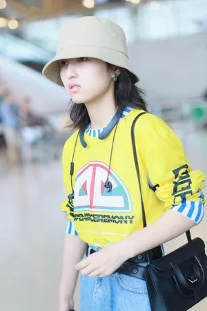 张子枫元气私服街拍图片