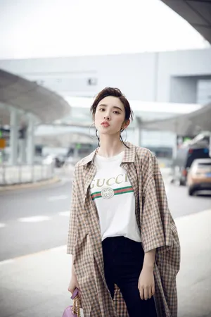 唐艺昕休闲率性机场照图片_3
