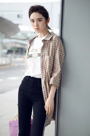唐艺昕休闲率性机场照图片_4