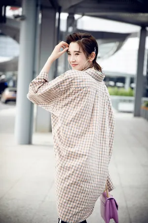 唐艺昕休闲率性机场照图片_5