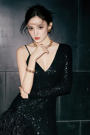 古力娜扎亮片连衣裙典雅写真图片