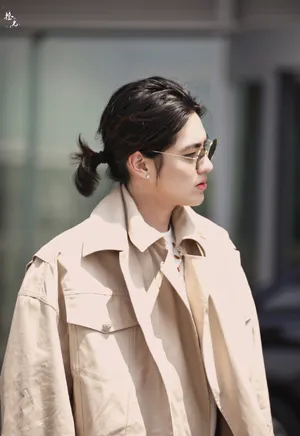 吴亦凡卡其色风衣帅气机场图片