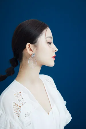 古力娜扎《喜欢你我也是》白裙剧照图片_2