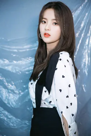 杨超越学生制服甜美性感图片_5