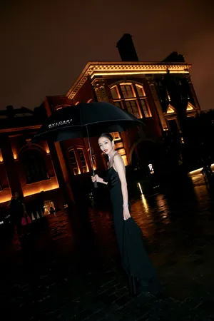 佟丽娅吊带黑裙性感优雅写真图片_1