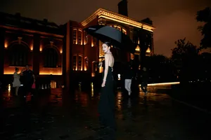 佟丽娅吊带黑裙性感优雅写真图片