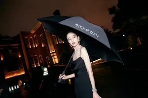 佟丽娅吊带黑裙性感优雅写真图片_2