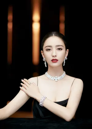 佟丽娅吊带黑裙性感优雅写真图片_4