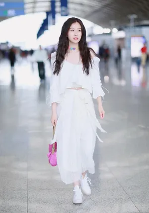虞书欣纯白美艳街拍图片