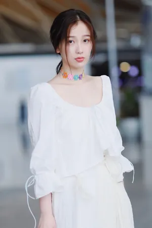 虞书欣纯白美艳街拍图片_3
