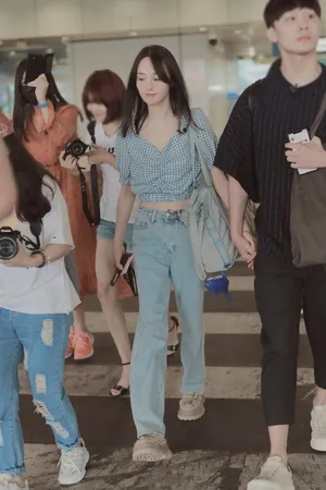 郑爽露脐装机场街拍图片_1