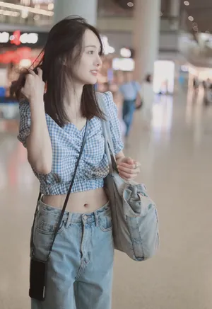 郑爽露脐装机场街拍图片_2