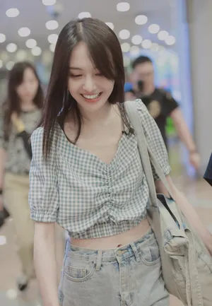 郑爽露脐装机场街拍图片_5
