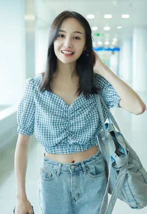 郑爽露脐装机场街拍图片_6