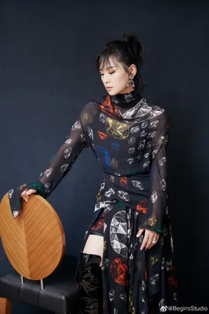 周笔畅2019LUNAR巡回演唱会性感图片_2