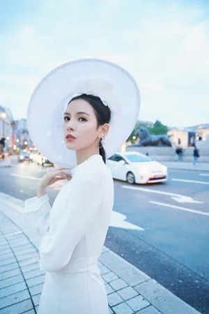 张予曦摩登女郎街拍图片