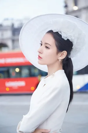 张予曦摩登女郎街拍图片