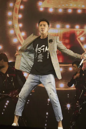 韩庚乐华十周年演唱会帅气图片_3