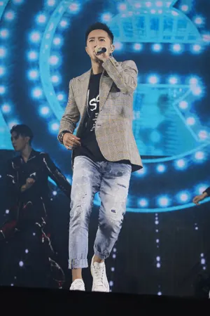 韩庚乐华十周年演唱会帅气图片_4