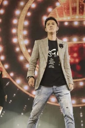 韩庚乐华十周年演唱会帅气图片_5