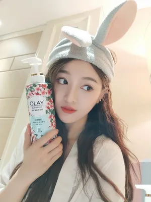 吴宣仪甜美俏皮自拍照图片_1