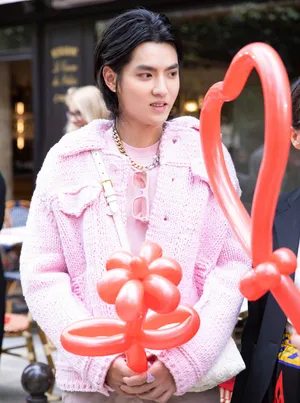 吴亦凡粉色毛衣活动写真图片_1