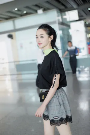 何泓姗清爽秀丽机场图片_2
