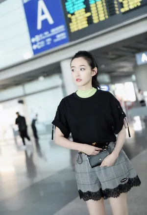 何泓姗清爽秀丽机场图片_3