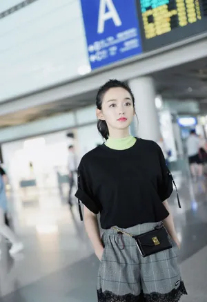 何泓姗清爽秀丽机场图片_5
