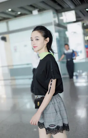 何泓姗清爽甜美机场照图片