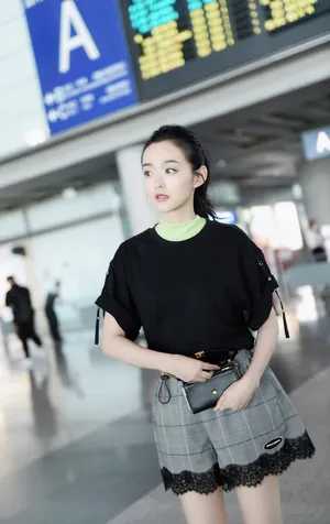 何泓姗清爽甜美机场照图片