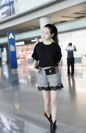 何泓姗清爽甜美机场照图片_2