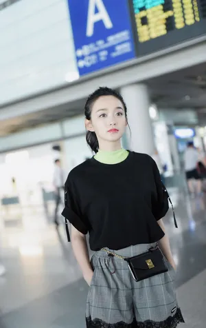 何泓姗清爽甜美机场照图片_3