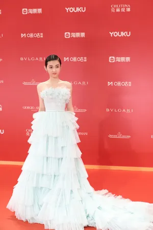 张子枫上海电影节闭幕红毯图片_2