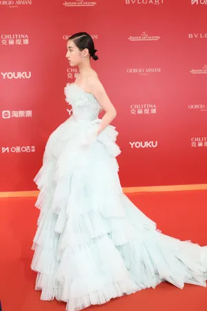 张子枫上海电影节闭幕红毯图片_3