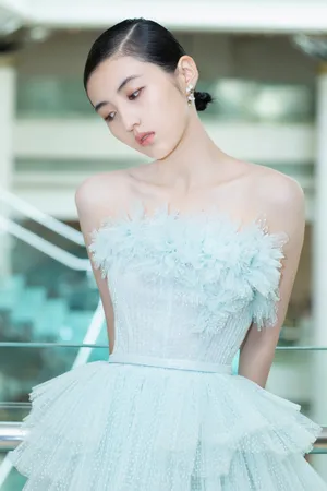 张子枫抹胸性感风写真图片_1