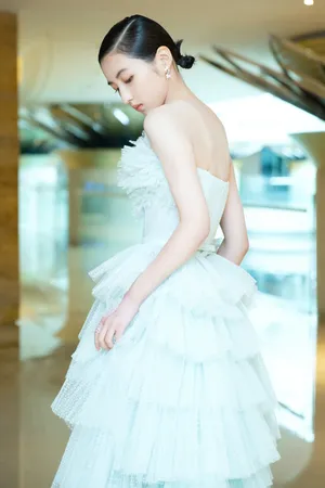 张子枫抹胸性感风写真图片_3