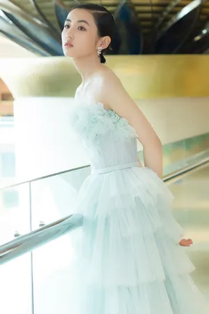 张子枫抹胸性感风写真图片_4