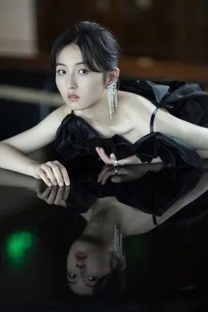 张子枫唯美黑白写真图片_1
