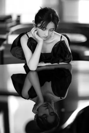 张子枫唯美黑白写真图片_1