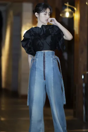张子枫唯美黑白写真图片_2