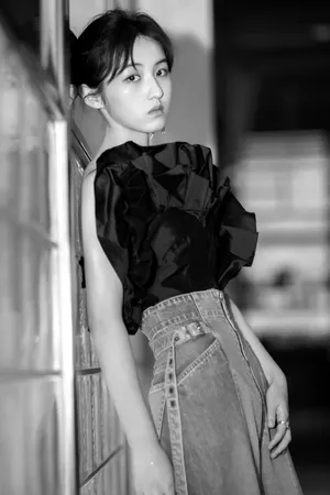 张子枫唯美黑白写真图片_3