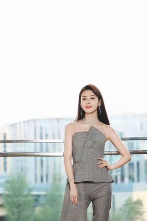 贾青抹胸西服性感时尚写真图片_5