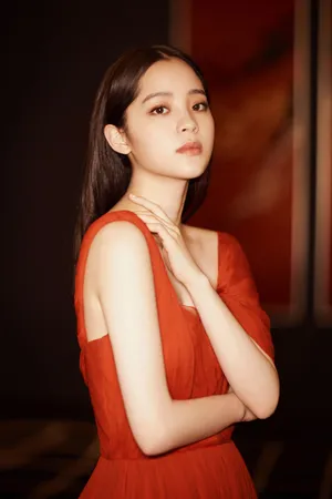 欧阳娜娜红裙优雅写真图片_2