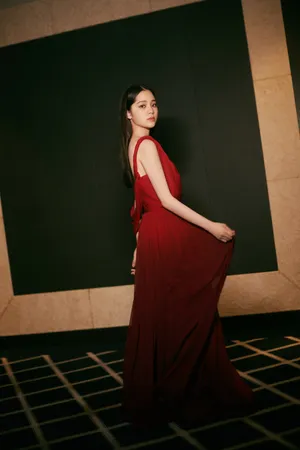 欧阳娜娜红裙优雅写真图片_3